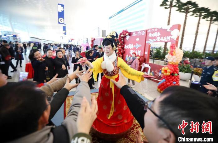 图为，武汉天河机场10日举行春运民俗活动 陈晓东 摄