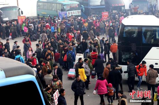 2月24日，河南淮陽，大批外出務工人員擠滿了長途汽車站，侯車出行。當日，是農歷大年初六。“三六九，往外走”，河南各地許多外出務工人員集中在初六、初九出行，淮陽縣長途汽車站里擠滿了大批排隊侯車出行的旅客，河南各地公路、鐵路均迎來了節后客流最高峰。楊正華 攝