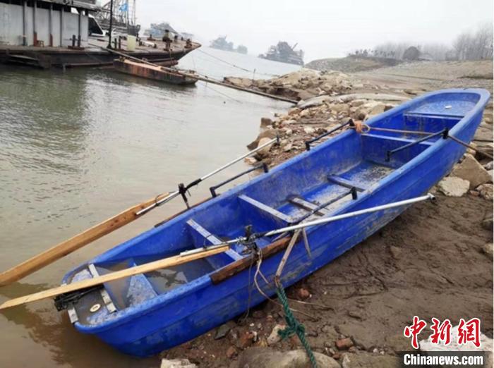 湖北江陵县一艘“三无”塑料船翻沉5人下落不明