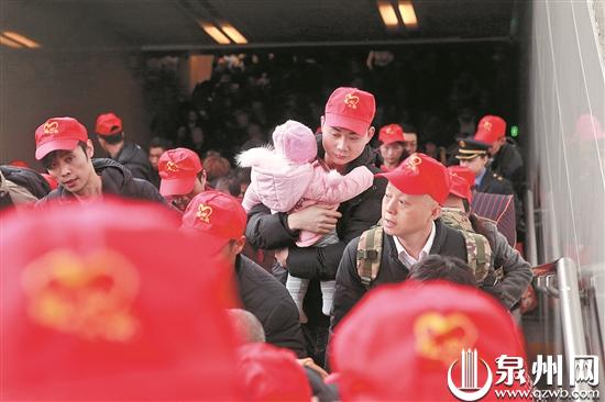 昨日1000余名来自重庆、南昌、武汉等务工人员，从泉州火车站出发，踏上返乡路。