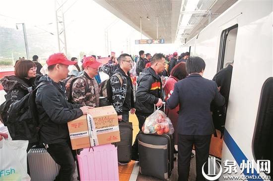 昨日1000余名来自重庆、南昌、武汉等务工人员，从泉州火车站出发，踏上返乡路。