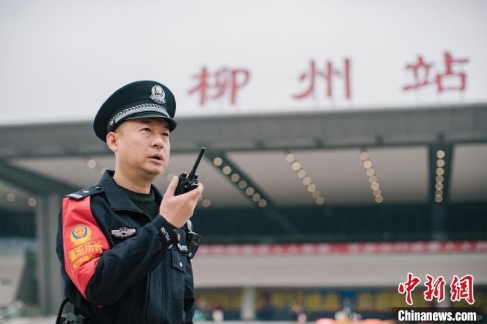 邹海从警20年一直坚守在第一线岗位。　覃建勋 摄