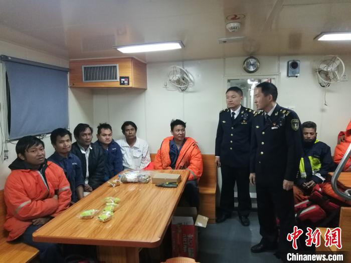 1月19日，“LIAN FENG18”轮在闽粤交界水域遇险，10缅甸船员被救起后安全转移到海巡艇上。　李鑫 摄