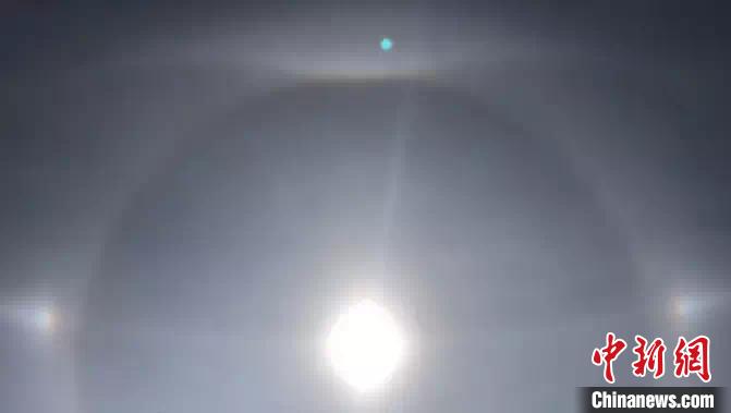 图为青海玉树上空出现的三个太阳。　钟欣 摄