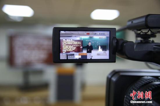 2月7日，贵阳市第六中学化学教师马静仁在录制课程。<a target=