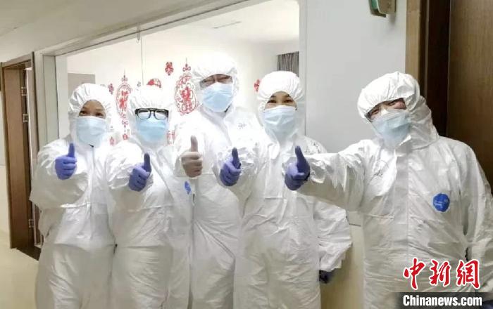 图为杭州西溪医院隔离病房的医护人员。　杭州西溪医院 供图 摄