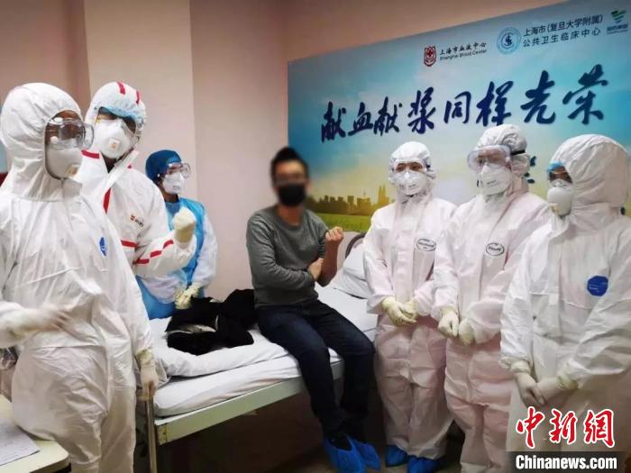 黄先生以热血助力抗“疫”。　上海市血液中心供图 摄