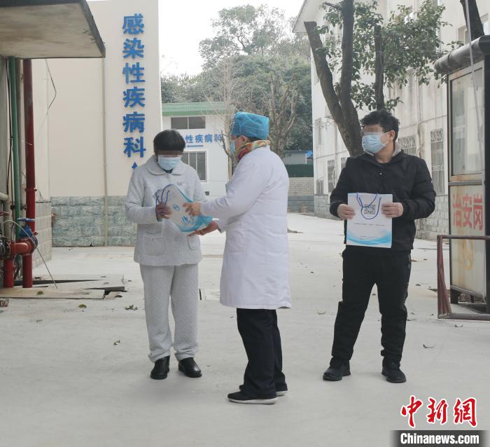 图为广西壮族自治区南溪山医院副院长刘慧华向两位病友赠送纪念品。　李先帅 摄