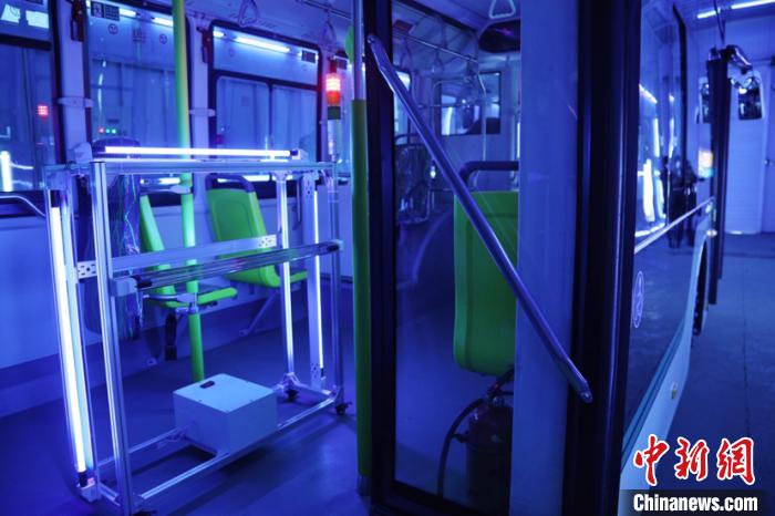 上海公交引进紫外线杀毒技术对整车“内外”消毒。　张亨伟 摄