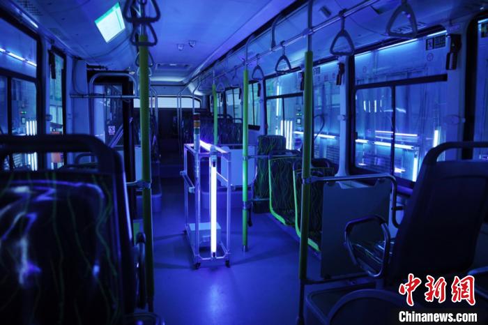 上海公交引进紫外线杀毒技术对整车“内外”消毒。　张亨伟 摄