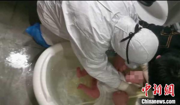 “临时妈妈”为婴儿洗澡。 绵竹市第二人民医院提供