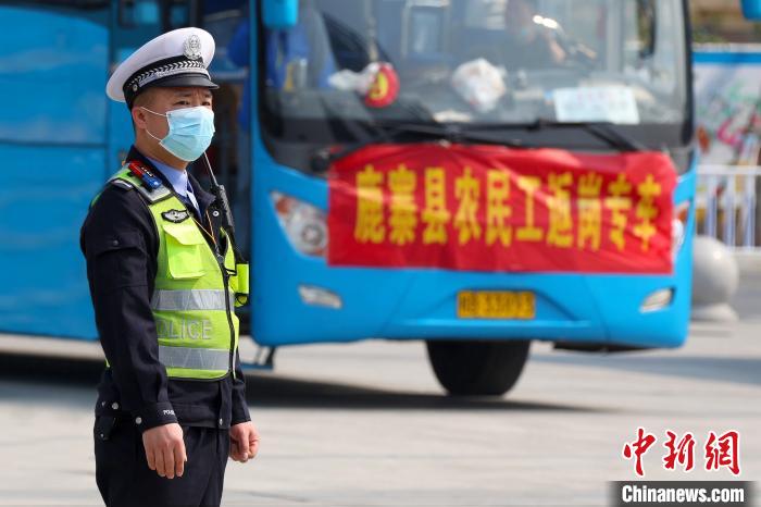 广西柳州交警护送赴粤务工人员。　梁俭 摄