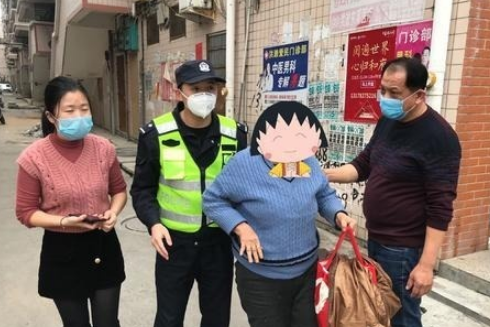泉州南安：阿婆病发倒路上 热心女店主报警