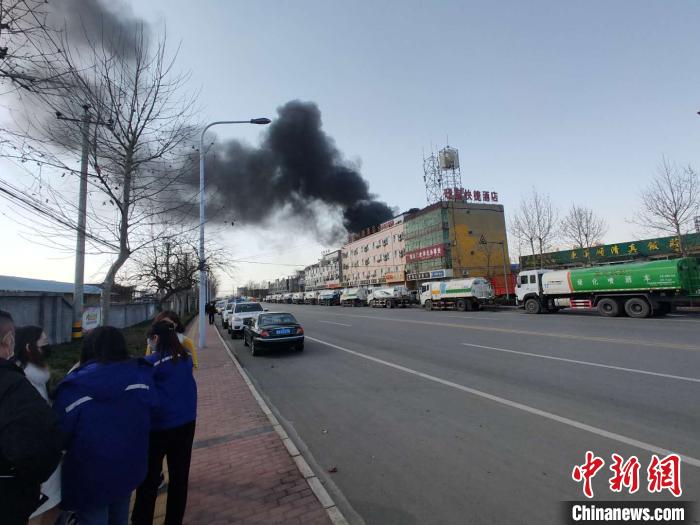 河北正定一化工厂起火约40辆消防车救援事故未造成人员伤亡
