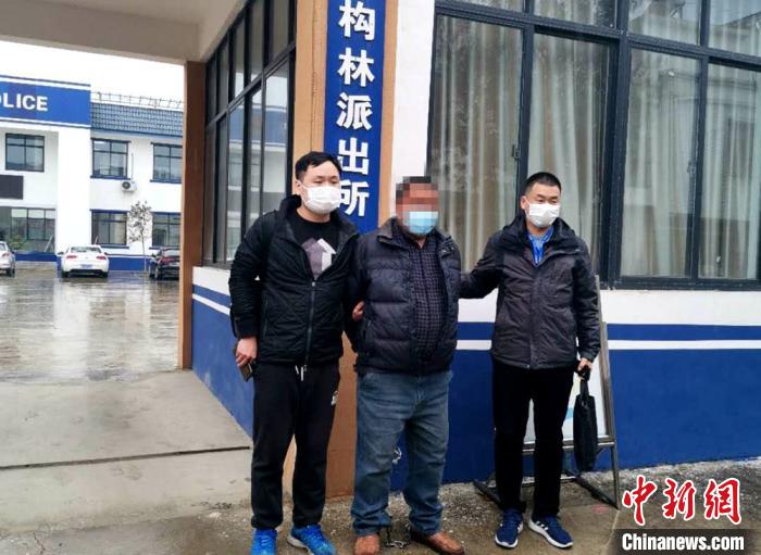 在河南邓州市，警方抓获犯罪嫌疑人。　徐州警方供图 摄