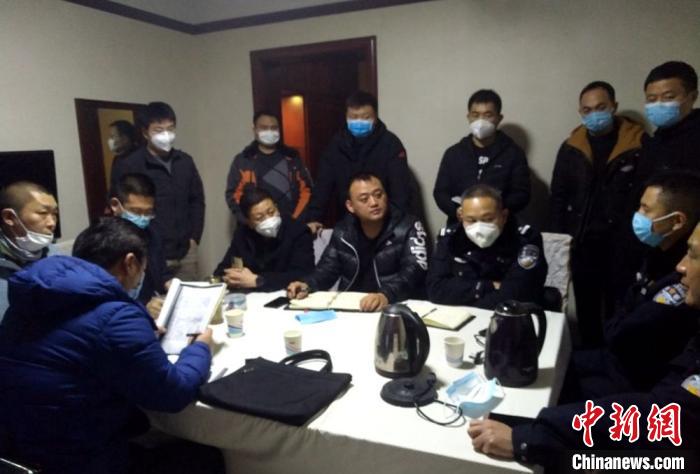 疫情防控期间办案人员共同研判20年前命案。　徐州警方供图 摄