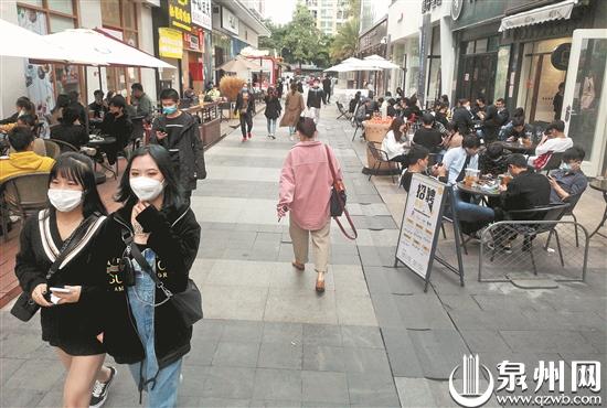 餐饮业人气回升，不少市民户外品尝奶茶。 （庄丽祥 摄）