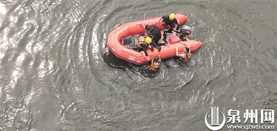 救援人员将黄某抱上救生艇