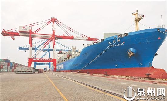 围头湾港区的晋江太平洋码头积极开辟新航线，不断开拓市场。
