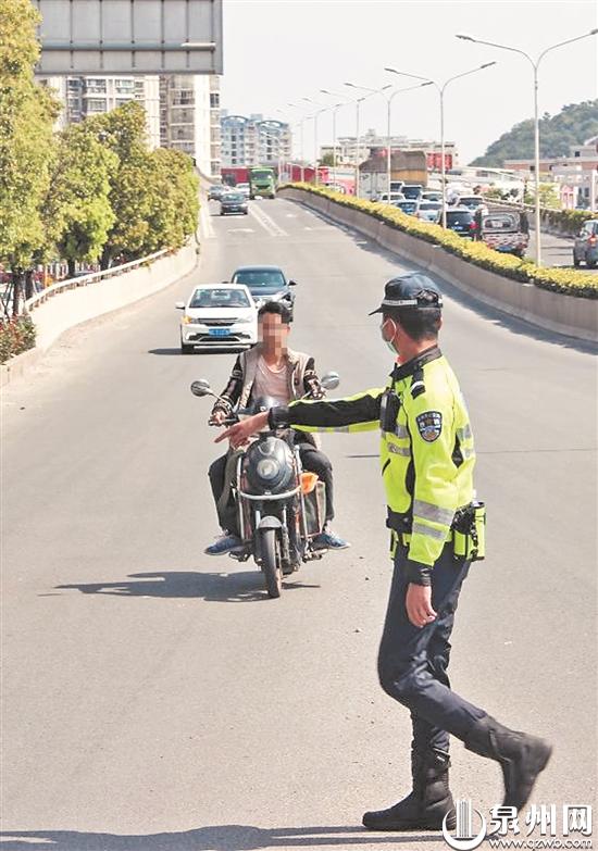 违规驶上高架桥的电动车不少