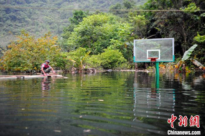 被淹没的篮球场露出半节篮球架。　蒋雪林 摄
