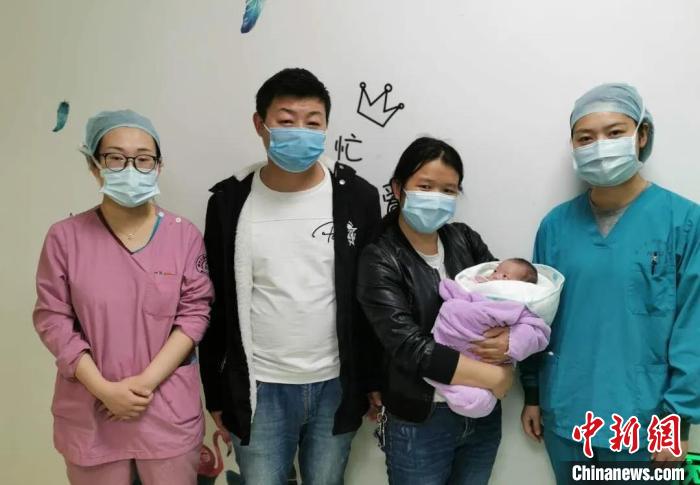 离院前，父母抱着小刘平和医护人员合影。明州医院供图