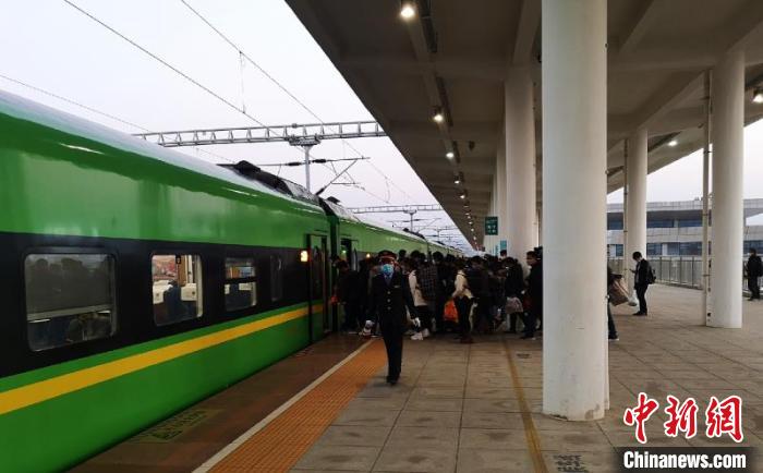 “五一”过半云南铁路发送旅客33.8万人次