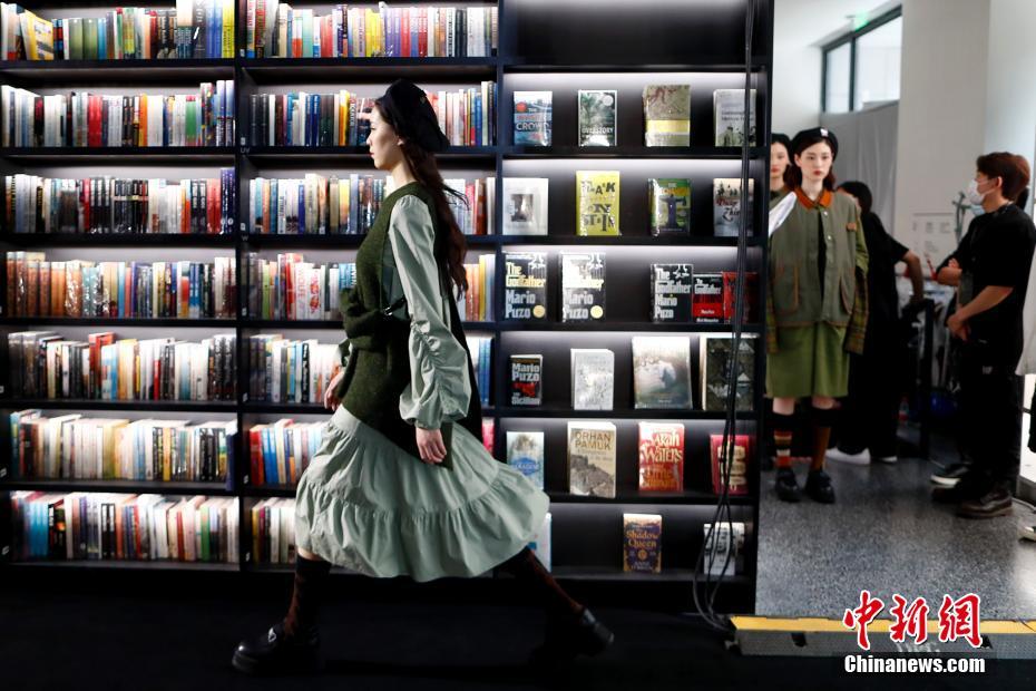 中国国际时装周：书店变身秀场 直播展示新款时装设计