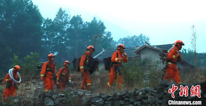 森林消防员赶赴火场。卢耀强摄