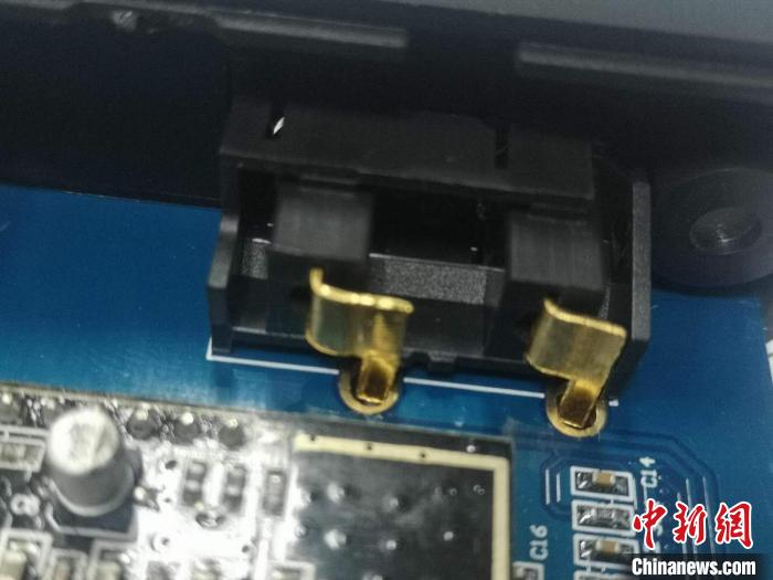 黄金与输入板简单组合的音频解码器。福州海关供图
