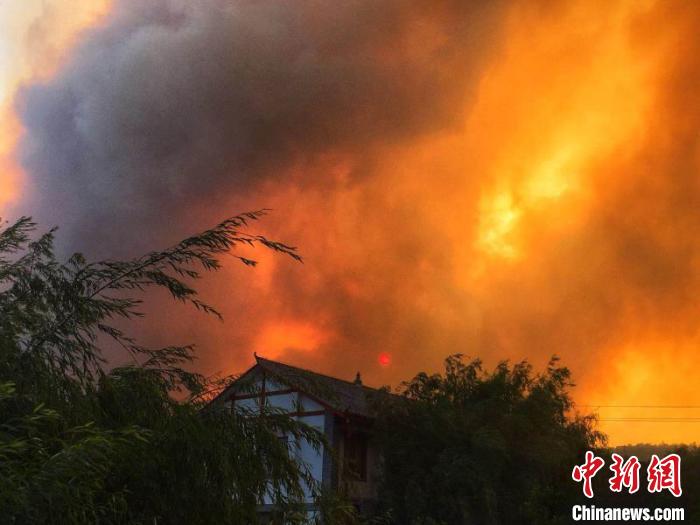 图为昆明市安宁市青龙街道发生森林火灾。　云南森林消防总队供图 摄