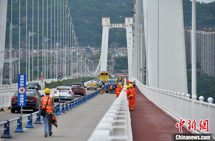 国内首例大跨径桥梁护栏整体更换综合性工程完工