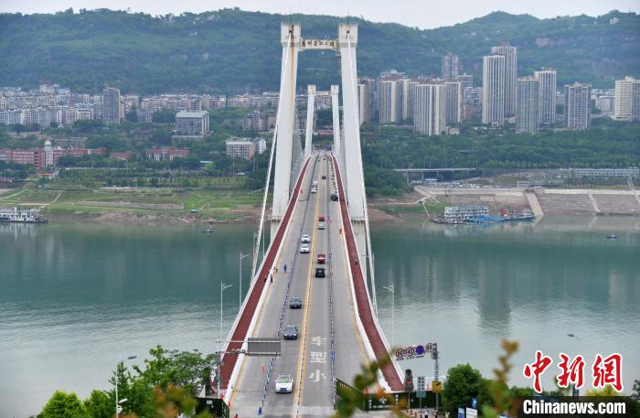 图为施工完成后的万州长江二桥。　陈洪胜 摄
