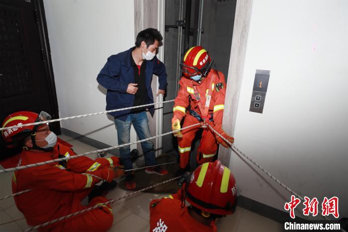 湖北孝感两男童扒停电梯后被卡电梯井消防紧急救援