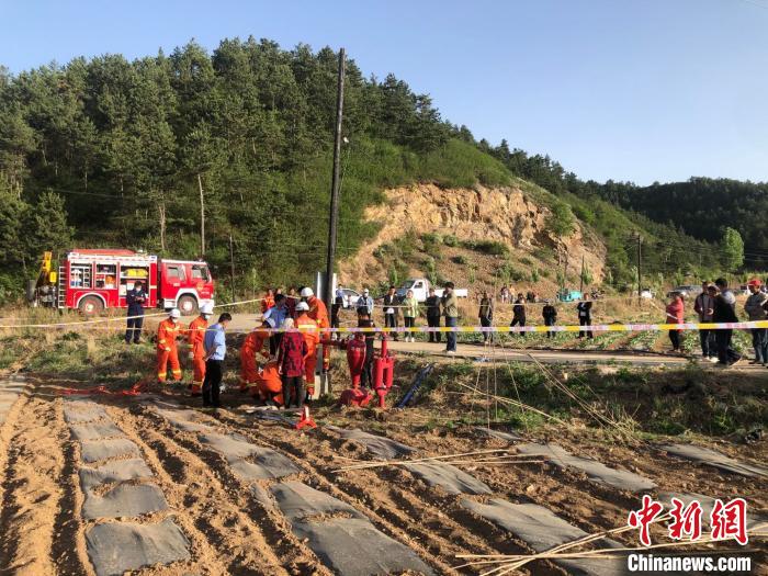 河北承德八岁男童不慎跌落80米机井消防成功施救