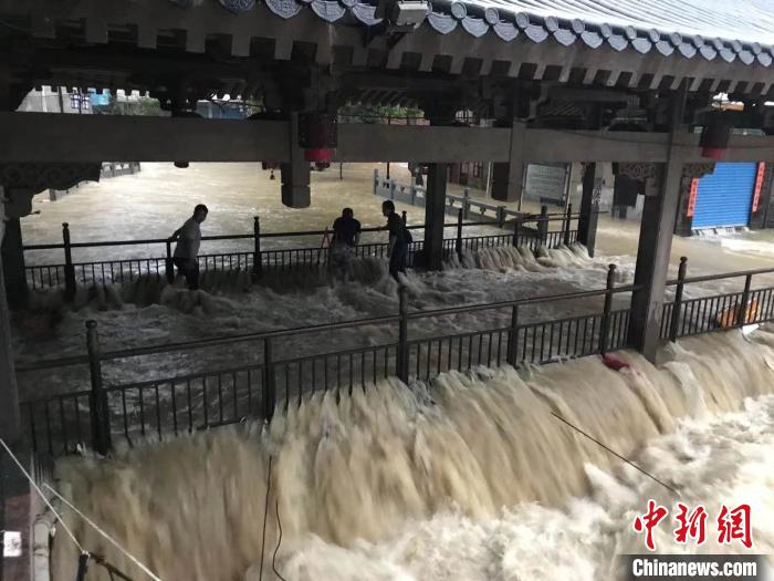 广西多地遭遇强降雨近40万户因灾停电
