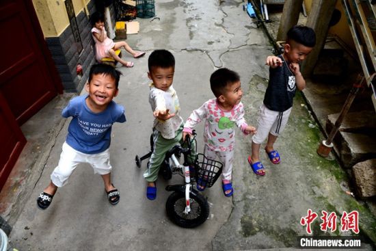 图为小孩在村内骑车玩耍。叶秋云摄