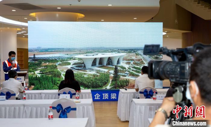 中国二十冶集团有限公司举办襄阳市新图书馆开放日活动 杨东 摄