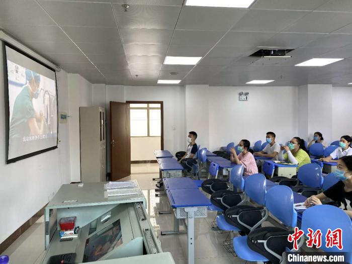 海南医学院临床学院为临床专业本科学生开设《医院感染学》课程。海南医学院供图