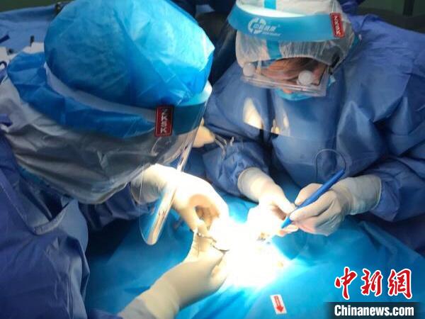哈尔滨一新生儿肠管扭转一周半致穿孔经专家团手术获救