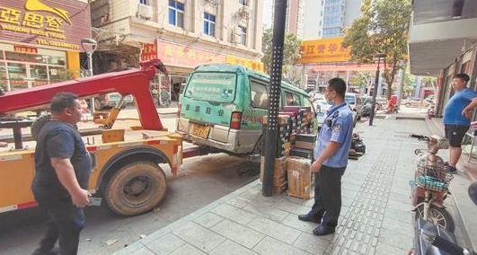 晋江交警持续整治“僵尸车”半个月清理拖移56辆