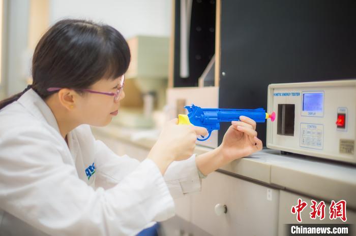 广州海关技术中心对出口玩具开展弹射动能测试 关悦 摄