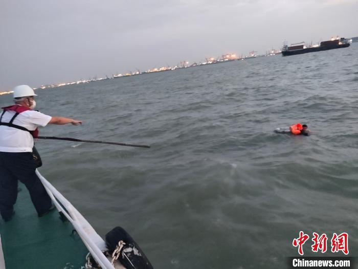广州海事部门在珠江口紧急救起一跳海轻生船员