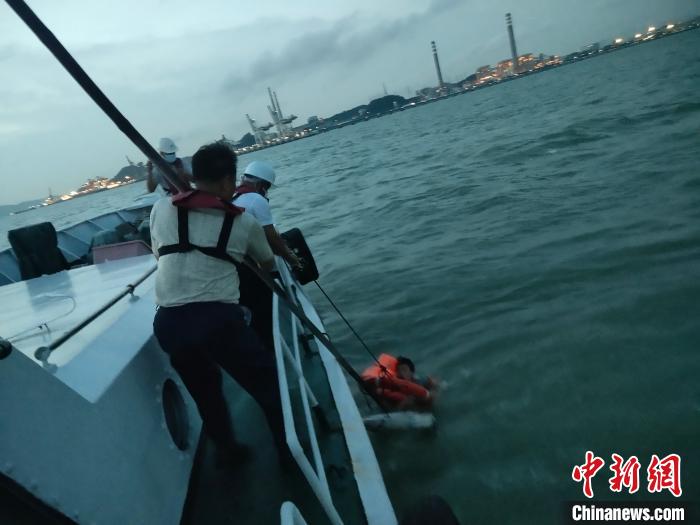 广州海事部门在珠江口紧急救起一跳海轻生船员 康君 摄
