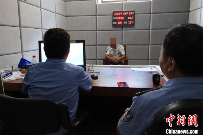 图为犯罪嫌疑人杨某接受讯问。江西瑞昌市公安局森林分局供图