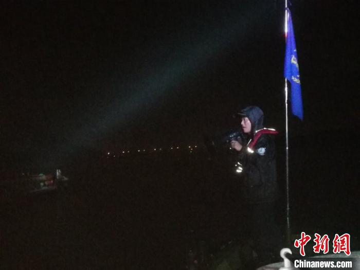 工作人员夜查锚地船舶锚泊情况。杭州交通港航部门 供图