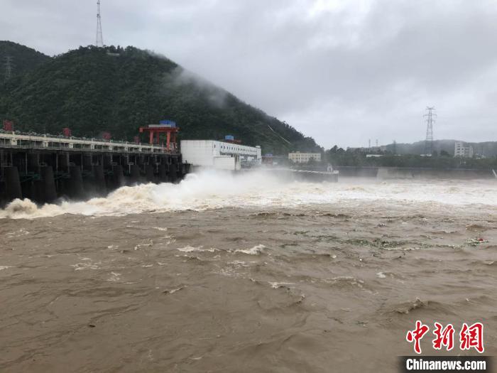 富春江大坝泄洪。杭州交通港航部门 供图