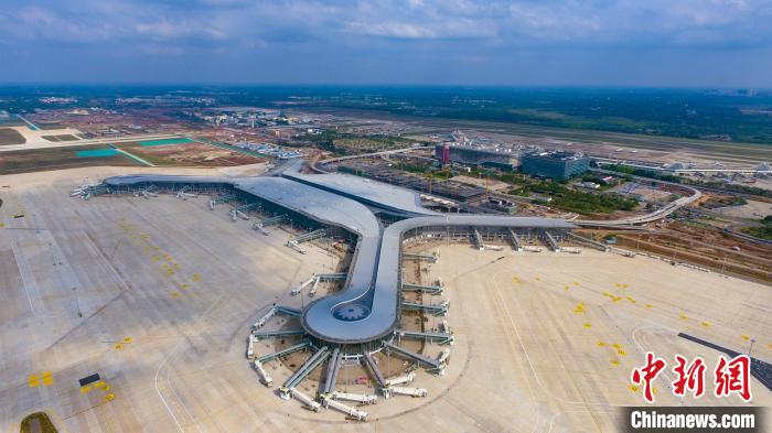 图为正在建设中的海口美兰国际机场二期扩建项目。 美兰机场 供图 尹海明 摄