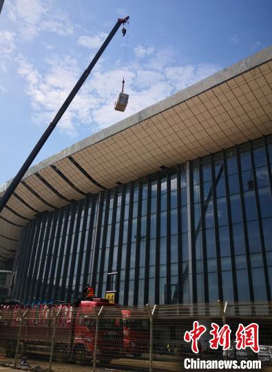图为海口美兰国际机场二期扩建项目正在抓紧施工。　尹海明 摄