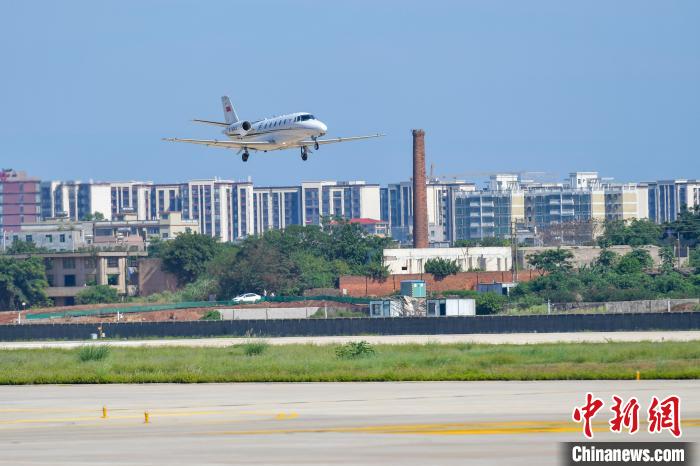 6月1日，海口美兰国际机场二期扩建项目开展飞行校验工作。图为执行校飞工作的飞机在跑道上空进行低空通场飞行。　骆云飞 摄